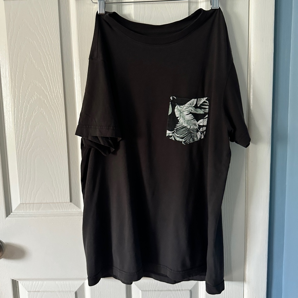 Men’s Medium Graphic Pocket Tee